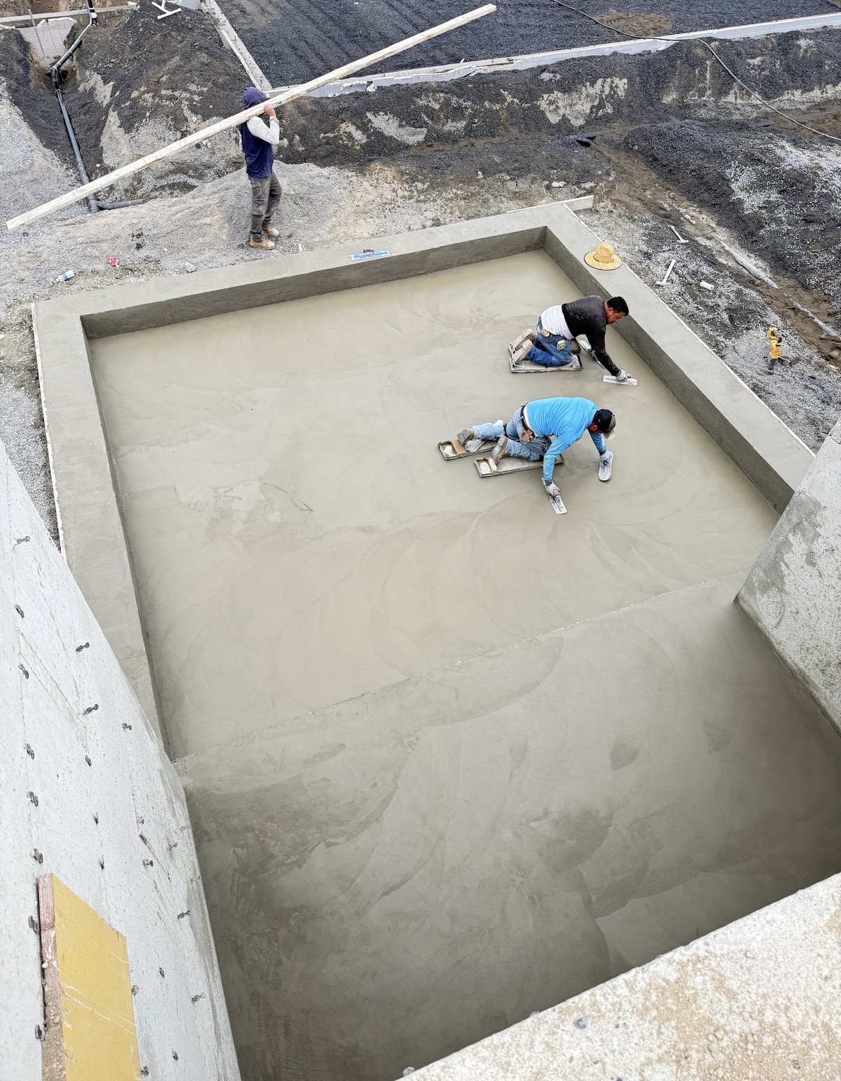 Pool floor concrete finishing