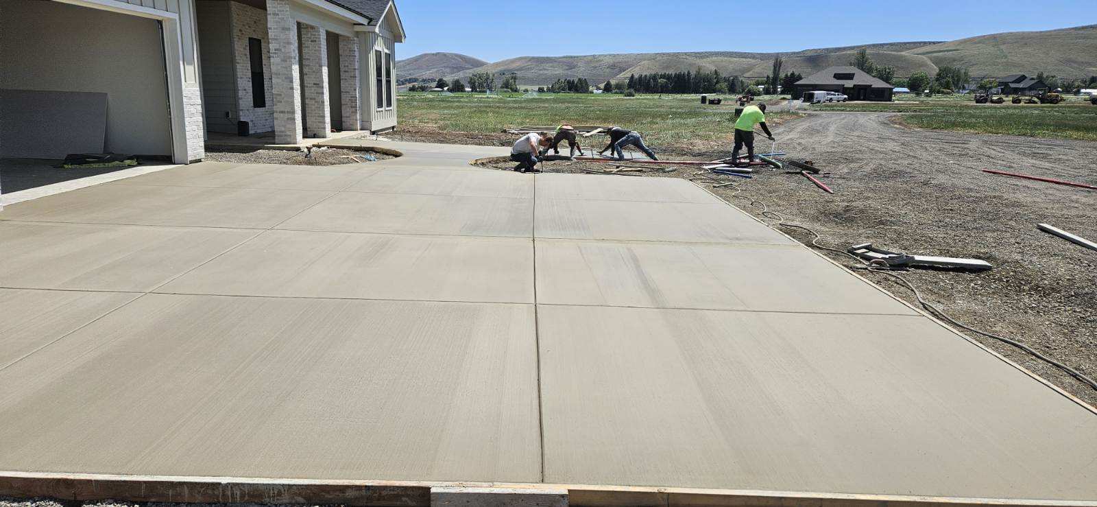 Residential driveway pour and finishing